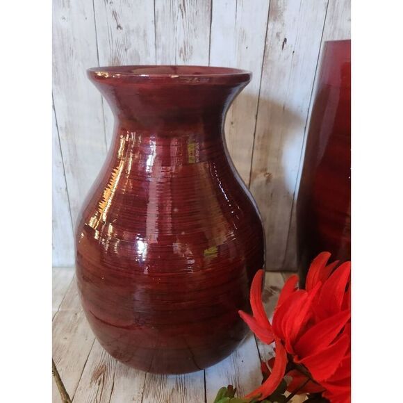 ę Two large red decorative lacquerware vaces and flowers - Picture 3 of 10